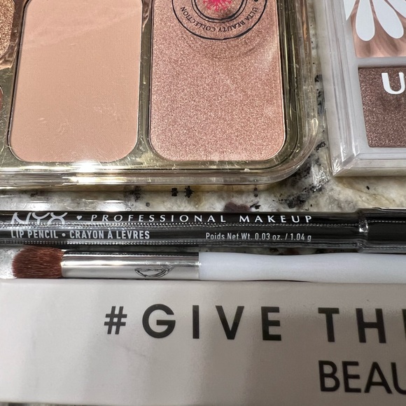 NWT makeup bundle - Picture 8 of 8